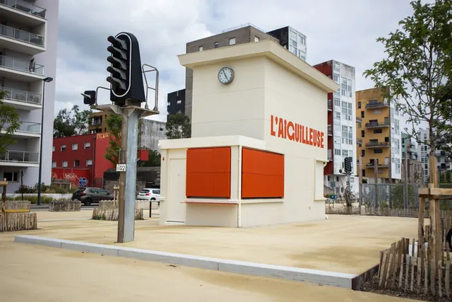 L'Aiguilleuse, ancien poste d'aiguillage SNCF devenu kiosque créatif