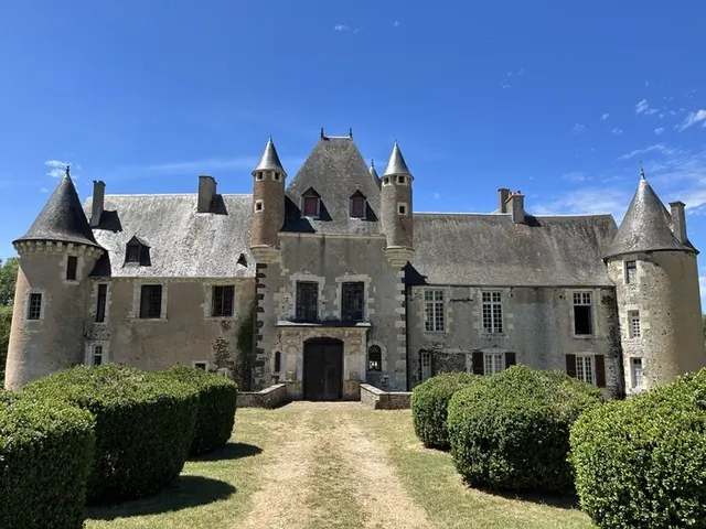 Un curieux château en Haut-Berry