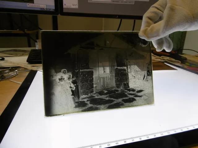 LA PHOTOGRAPHIE EST-ELLE UN PATRIMOINE EN DANGER ? RENCONTRE AVEC LES ARCHIVISTES CHARGÉS DE LA CONSERVATION DES PHOTOGRAPHIES