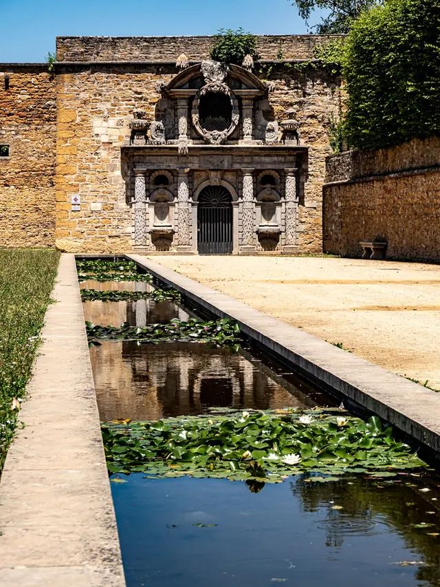 Le Clos du Nymphée dans le parc d'Ombreval