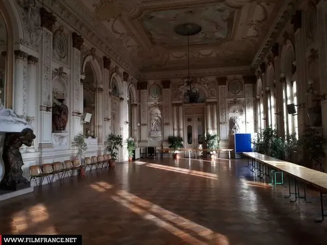 Visite libre de l’Hôtel de Ville (péristyle bas et haut, Salle des Fêtes, Salle du Conseil)