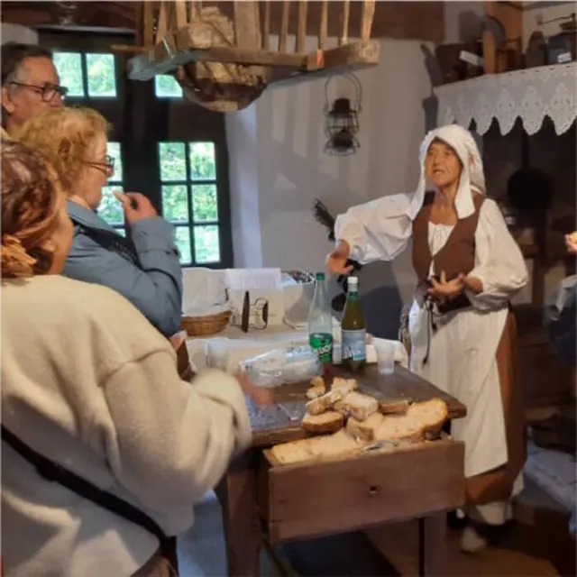 Accueil en costumes et visite d’un monument historique aménagé en musée