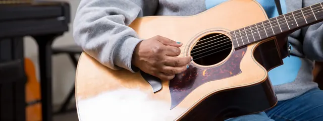 Guitar/bass beginner & intermediate group lessons