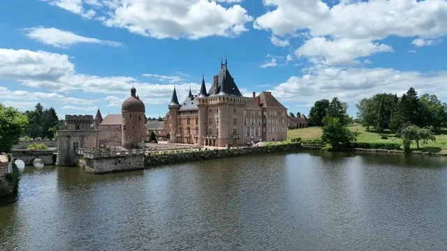 Visite des extérieurs et dépendances du château de La Clayette