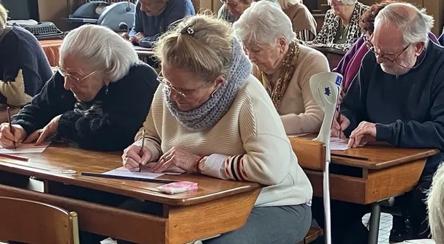 Atelier d'écriture à la plume et à l'encre violette