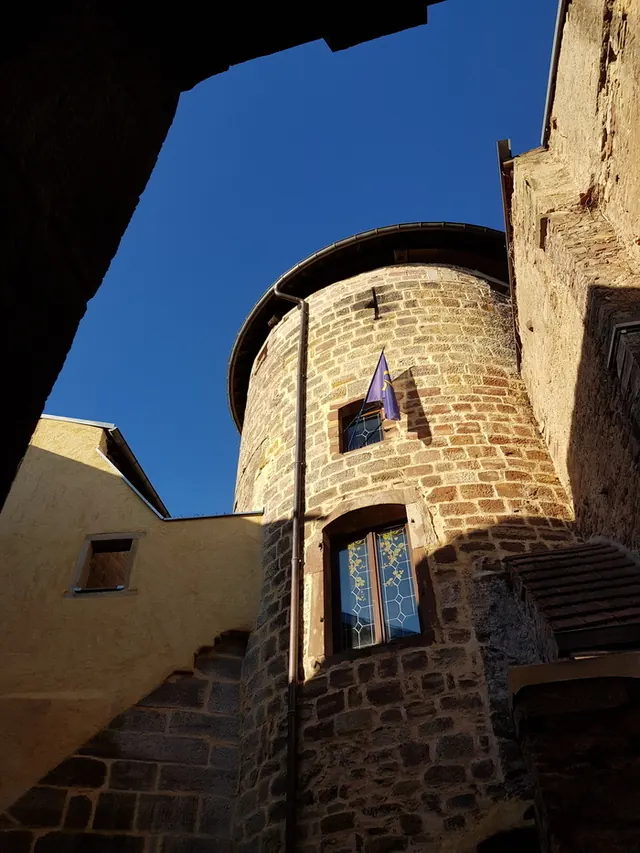 Découverte de la Tour d'Anglemein du XIIIème siècle et son épopée au travers du temps.