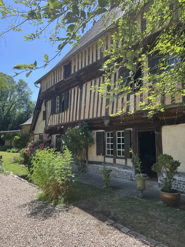 Découverte d’un manoir du XVe siècle en pans de bois et torchis en Picardie Verte