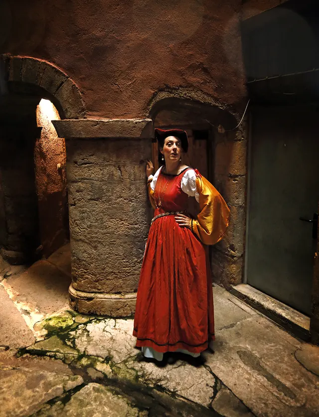 Visite guidée du Vieux Lyon : suivez votre guide costumée et redécouvrez le Vieux Lyon du XVe / Renaissance (traboules et cours intérieures)