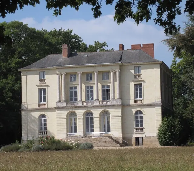 Visite des extérieurs du château de Grandville, des communs et du parc en compagnie des propriétaires, parcours fléché à travers le parc, dépliants.