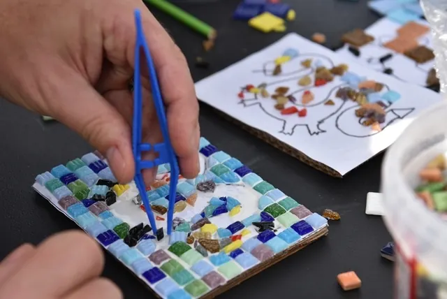 Atelier de coloriage libre et de mosaïque autour d’une œuvre de Rémy Callot