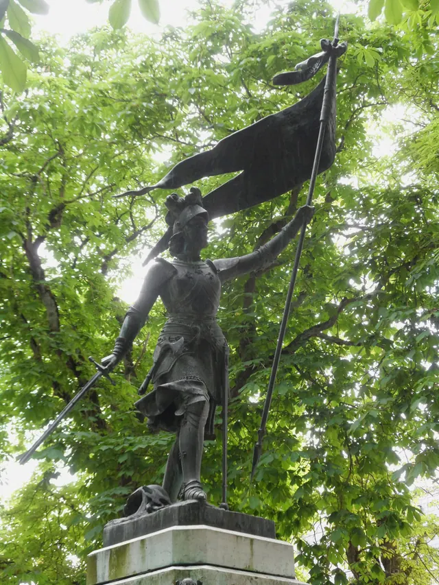 Observation de la statue Jeanne d'Arc de Louis Fournier