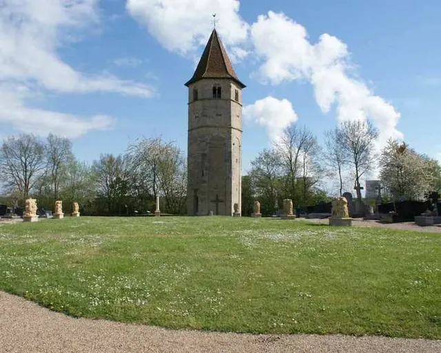 Tour romane millénaire et vestiges d’un Chemin de Croix