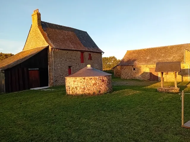 Visite guidée d'une petite ferme 1900 autour de son four à pain