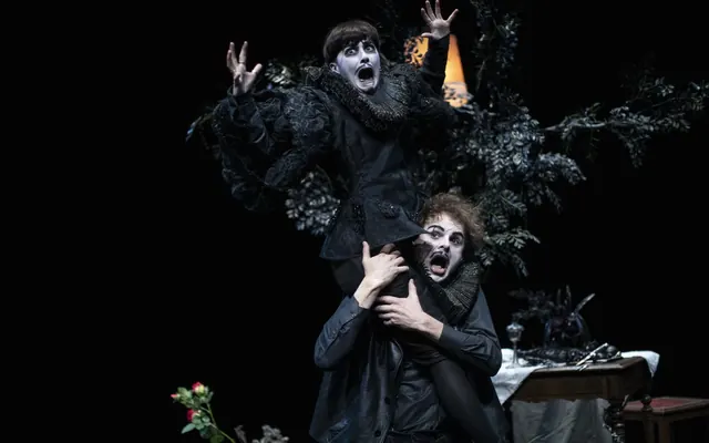 Avec les pieds, un spectacle musical burlesque et baroque au Théâtre Silvia Monfort